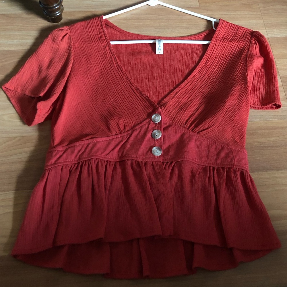 Three button crop T-shirt in coral.